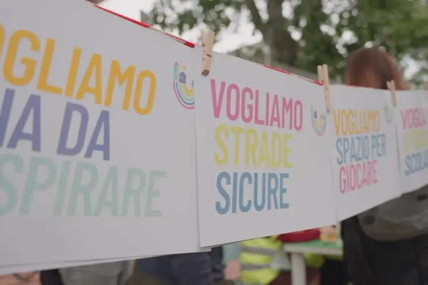 Strade scolastiche, bambini in piazza per città più sicure