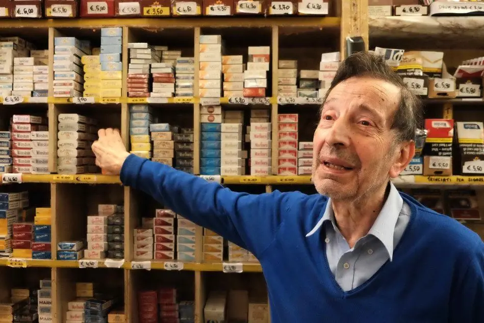 Giovanni Serra nella sua tabaccheria