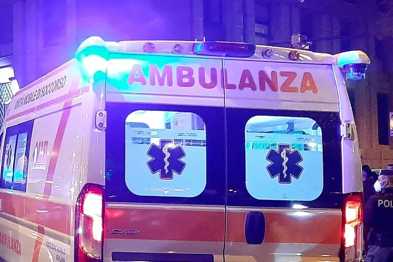 Un'ambulanza, immagine simbolo (Ansa)