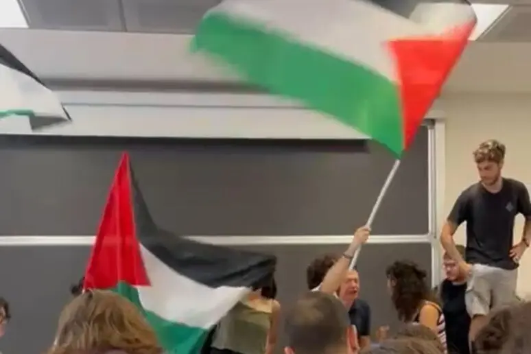 Torino, manifestanti pro-Pal assaltano la redazione della Stampa: vernice spray, letame contro i cancelli e danni alla sede