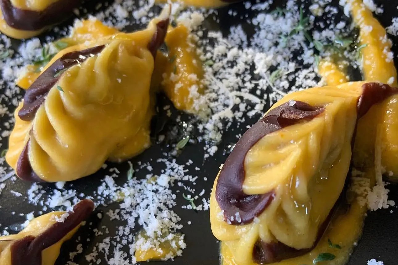 I culurgiones ai funghi, crema alla zucca, pecorino e timo (foto Scano)