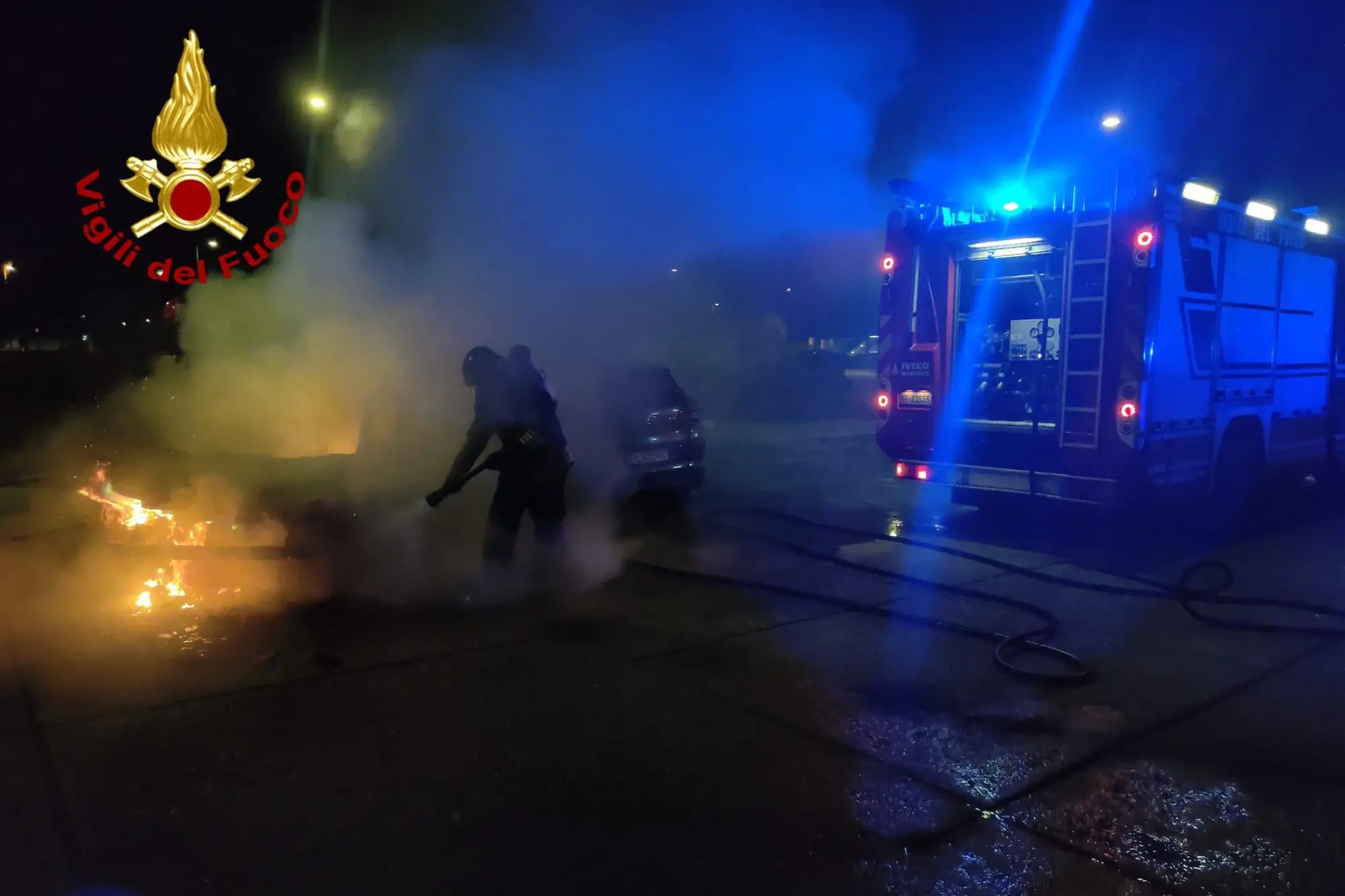 L'incendio di auto a La caletta (Siniscola)