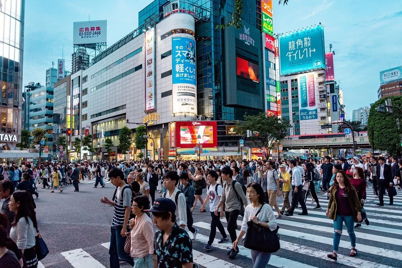 Folla e cemento a Tokyo