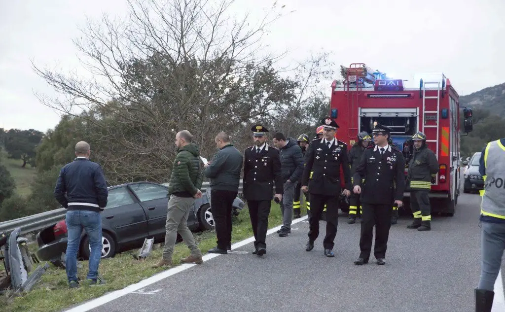 I colleghi della vittima sul luogo dell'incidente (Pintus)
