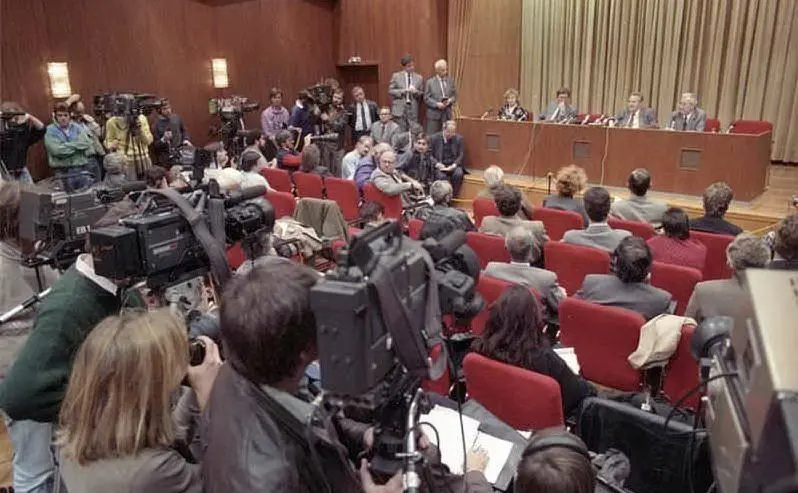 La conferenza stampa del 9 novembre 1989. Erman, primo a sinistra (foto archivio governo tedesco)