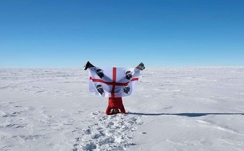 Marco Buttu con la bandiera dei Quattro mori in Antartide (foto Facebook)