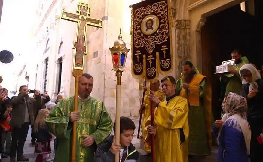 Processione di cristiani ortodossi davanti alla chiesa della Speranza in Castello, a Cagliari (Archivio L'Unione Sarda)