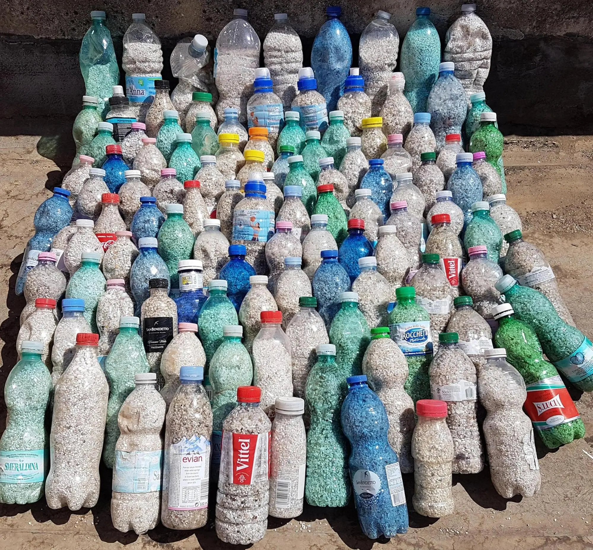 Bottiglie piene di sabbia portata via dalle spiagge sarde e recuperata dalla Security dello scalo cagliaritano (archivio)