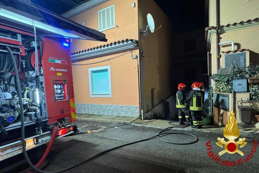 Olbia: due moto in fiamme in un garage condominiale, residenti in fuga