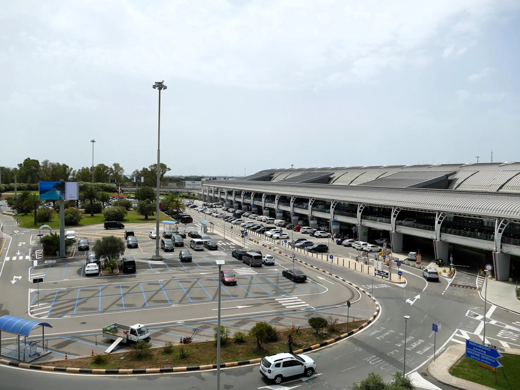 Cagliari Airport: The Finance Police are not the only investigators involved; the Carabinieri are also investigating the incident. L’aeroporto di Cagliari (archivio L'Unione Sarda)