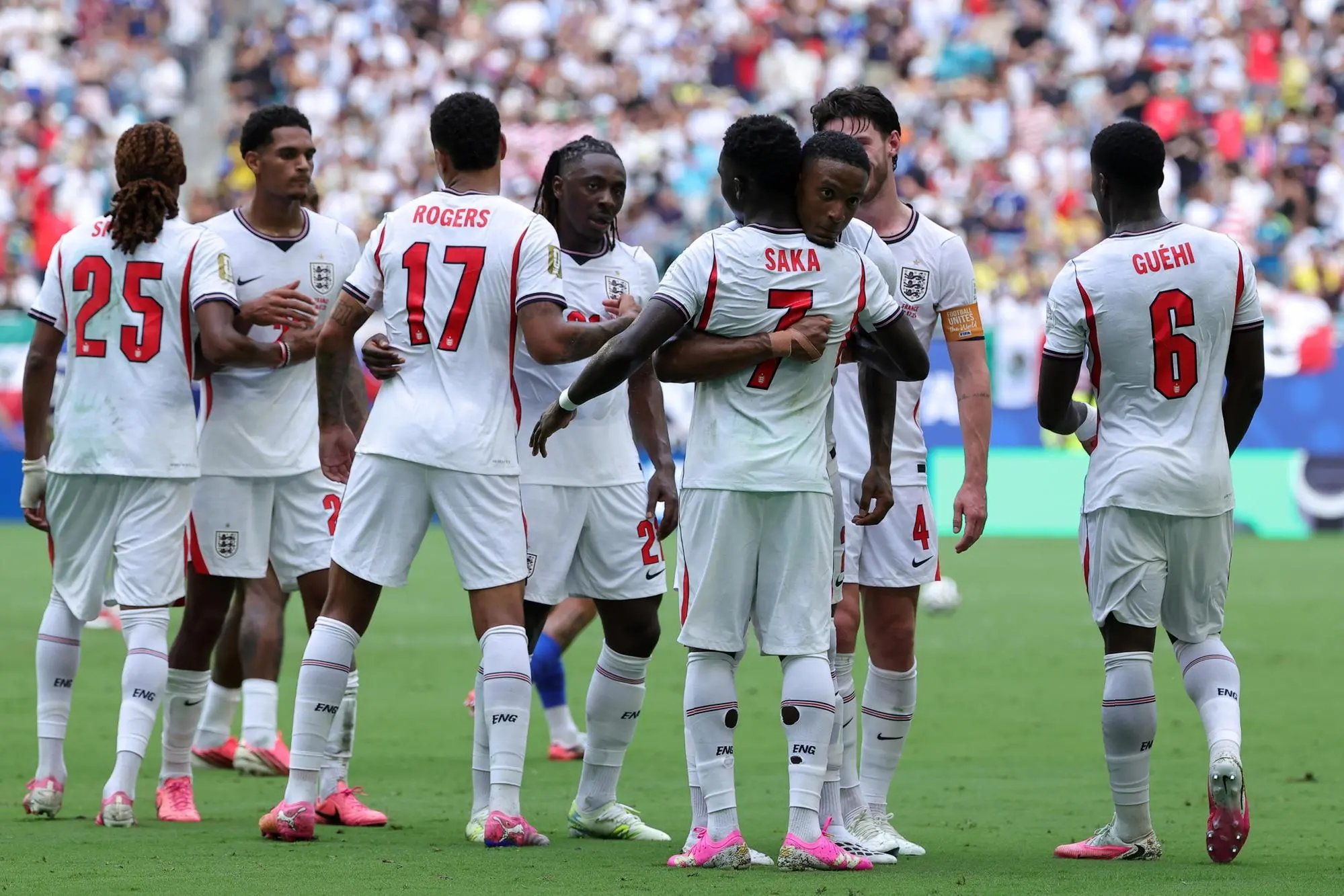 Mondiali, finalina stellare: l’Inghilterra batte la Francia 6-4 ed è terza epa13119671 Bukayo Saka of England (C) celebrates with his teammates after scoring the 0-4 goal during the FIFA World Cup 2026 3rd place playoff match France against England, in Miami, Florida, USA, 18 July 2026. EPA/CRISTOBAL HERRERA-ULASHKEVICH
