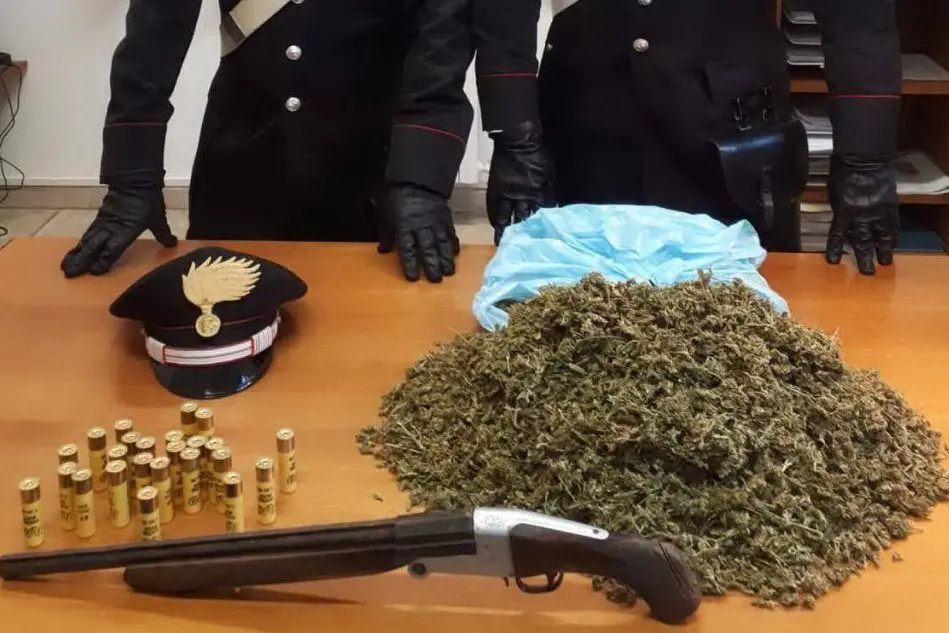 Droga e l’arma recuperata dai carabinieri (foto carabinieri di Carbonia)