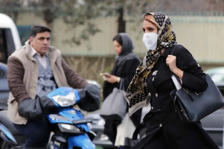 Una donna con la mascherina in Iran (Ansa - Taherkenareh)