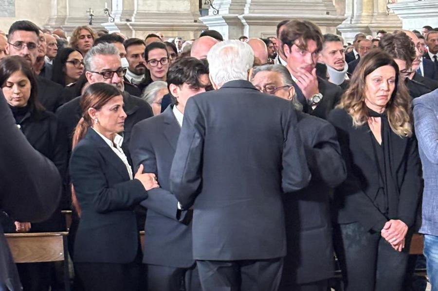 Carabinieri uccisi, il vescovo: «Hanno servito la patria con amore». Mattarella abbraccia i familiari