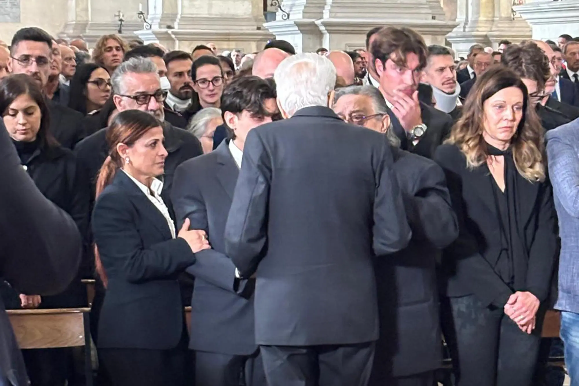 Il presidente della Repubblica Sergio Mattarella parla con i familiari dei tre carabinieri morti a Castel D'Azzano (Verona) durante i funerali nella basilica di Santa Giustina a Padova, 17 ottobre 2025. ANSA/Raffaele Cesarano