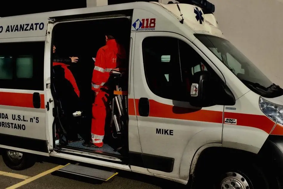 Un'ambulanza al pronto soccorso del San Martino (L'Unione Sarda - Sanna)