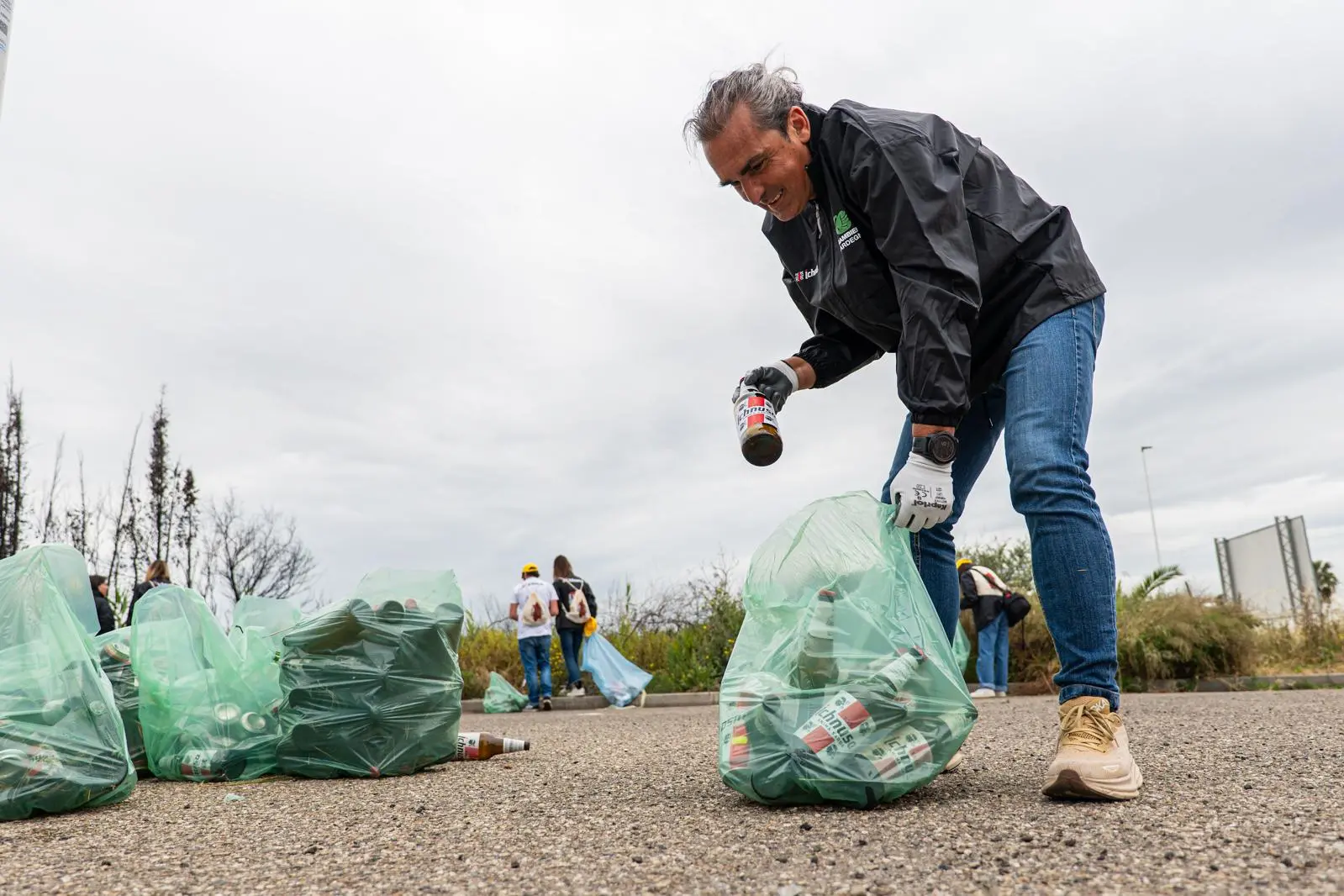 Un'azione di pulizia delle bottiglie abbandonate