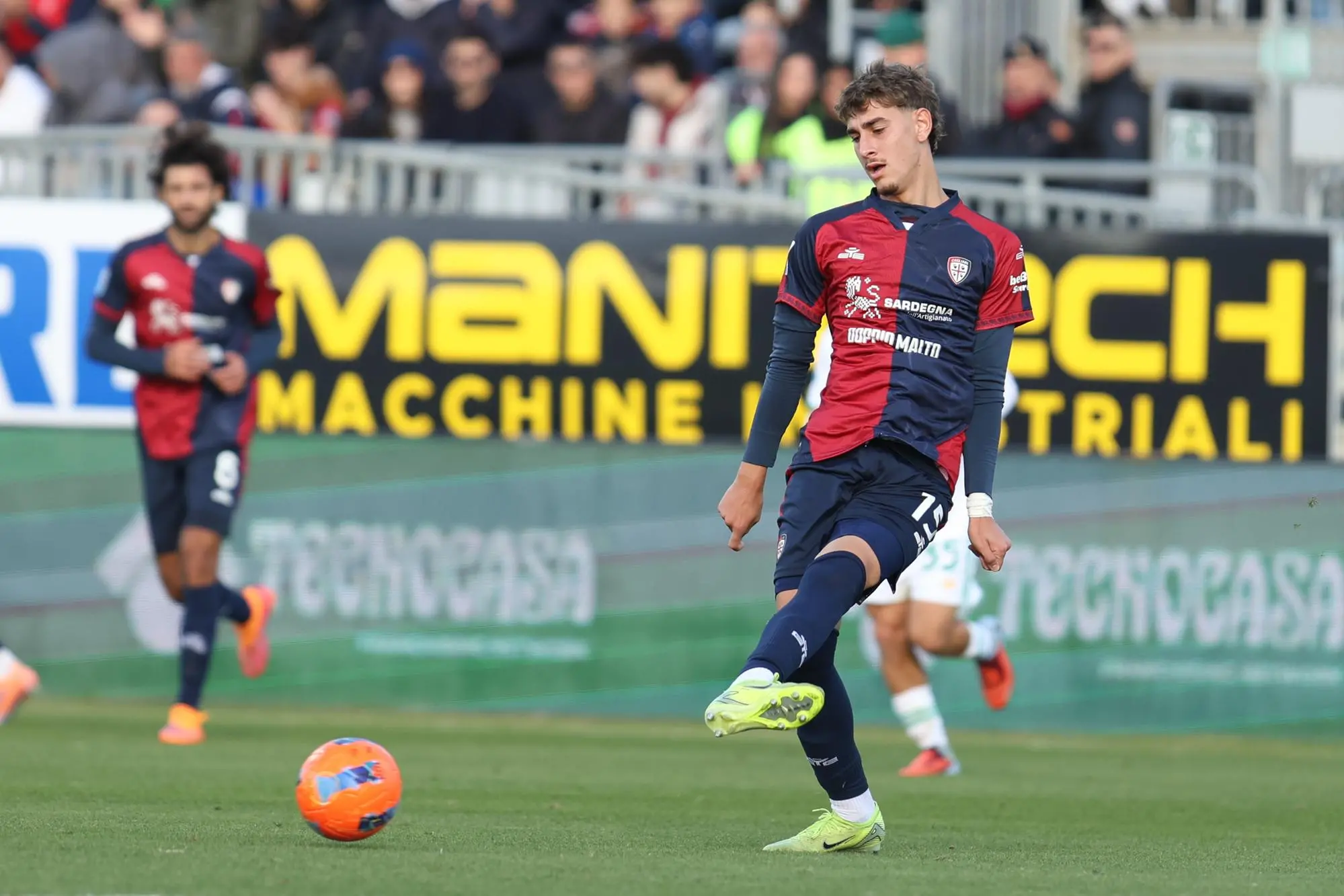 Juan Rodríguez, difensore del Cagliari, nella partita di andata contro la Roma