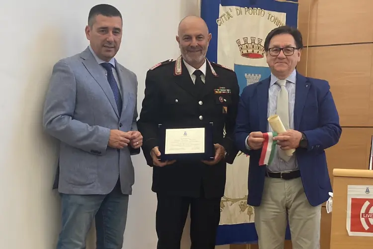 Il sindaco Mulas, il luogotenente Denegri e il presidente del consiglio Satta(foto Pala)