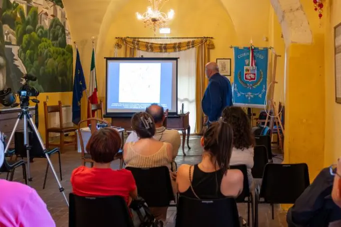 La conferenza sulle Domus de Janas a Ossi (foto concessa)