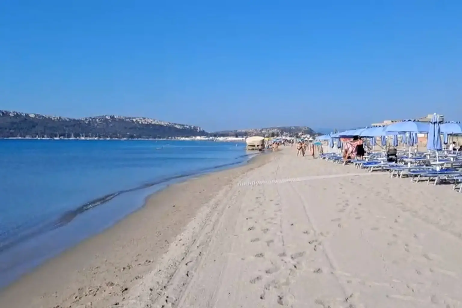 Pochissimi bagnanti al Poetto nel tratto di spiaggia dove è in vigore il divieto di balneazione (foto Rais)