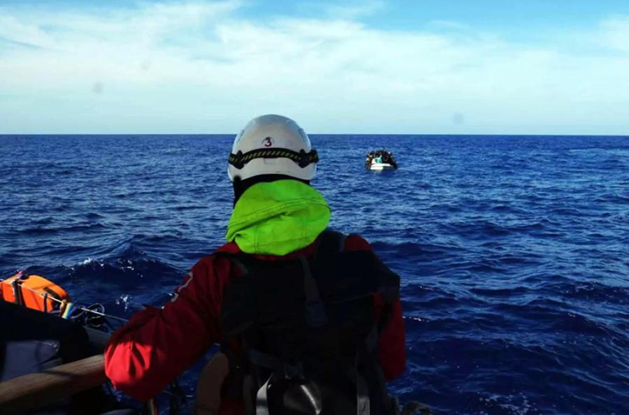 Si ribalta un barcone carico di migranti al largo di Lampedusa, decine di morti