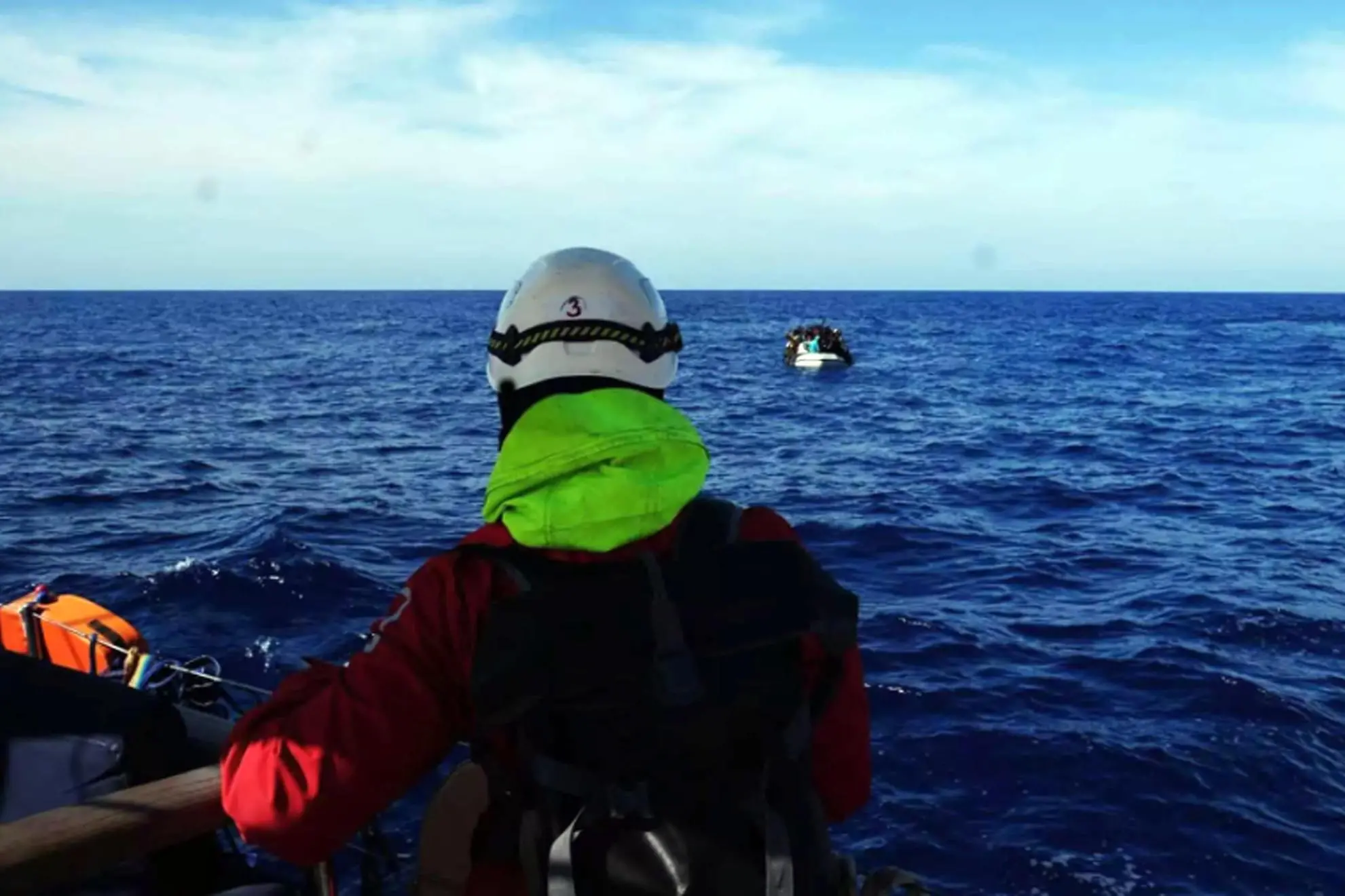 Un momento delle operazioni di recupero e salvataggio da parte dell'equipaggio della nave ong Nadir di un gruppo di migranti che erano su un gommone alla deriva al largo di Lampedusa, 11 maggio 2025. ANSA/RESQSHIP +++NO SALES; EDITORIAL USE ONLY; NPK+++
