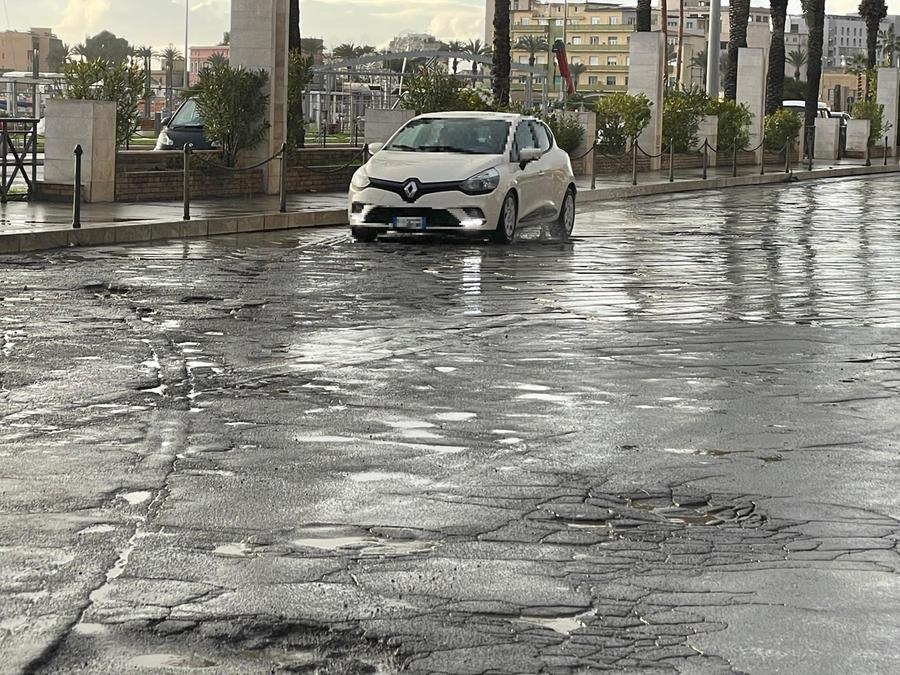 Viaggi da incubo sulle strade sarde: buche, cantieri, frane e animali