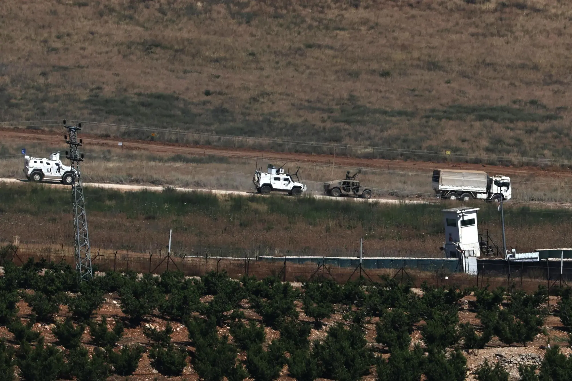 Mezzi Unifil guidato da un blindato israeliano in Libano (Ansa)