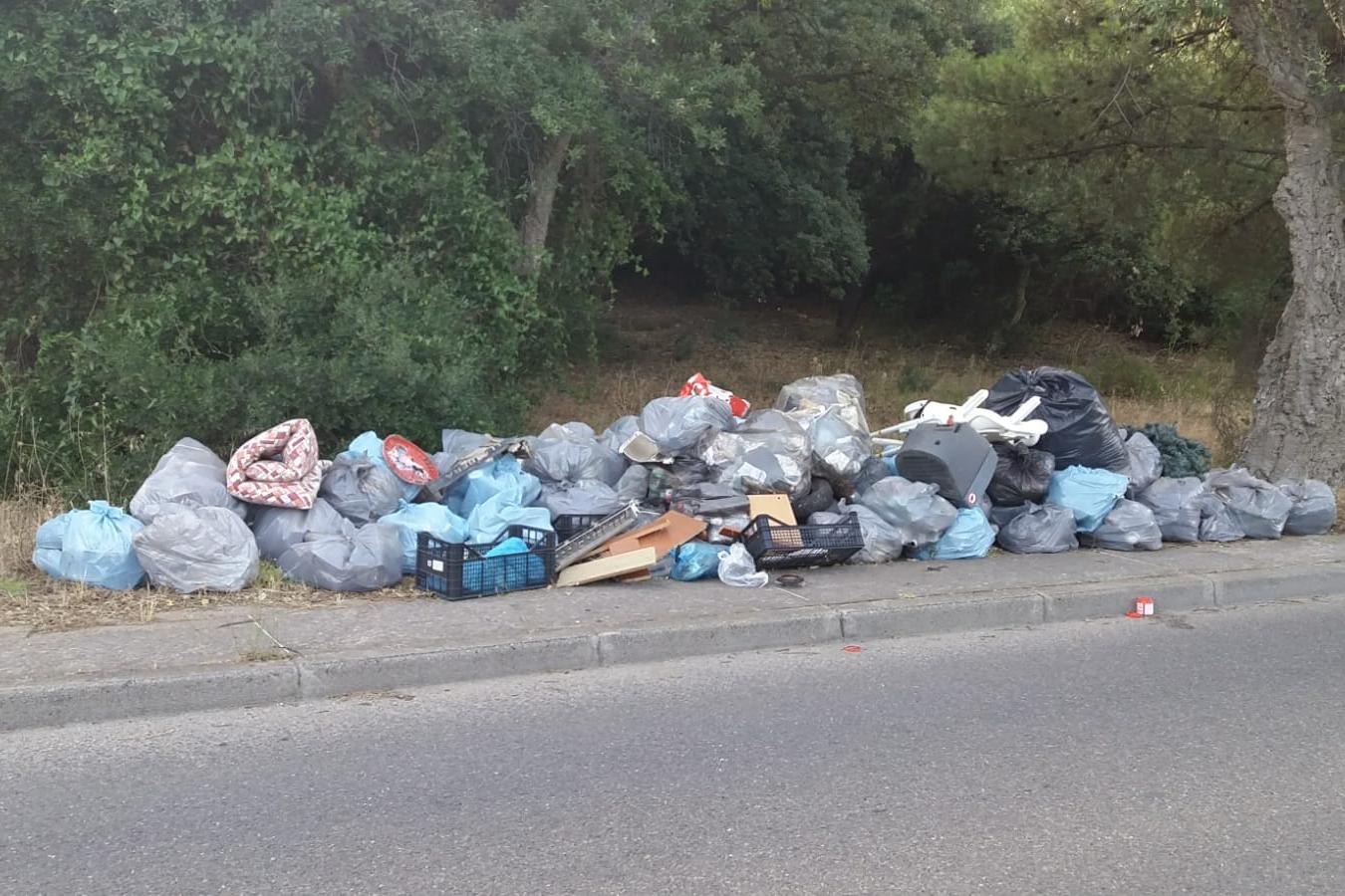 Maxi bonifica, ma i bustoni dei rifiuti restano da un mese al loro posto: protesta a Carbonia