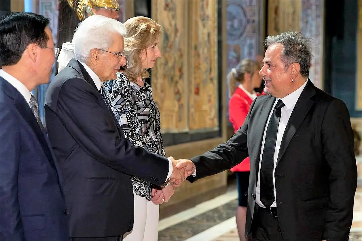 Enzo Favata stringe la mano al presidente Mattarella (foto concessa)