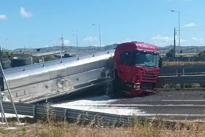 Il camion del latte coinvolto nell'incidente