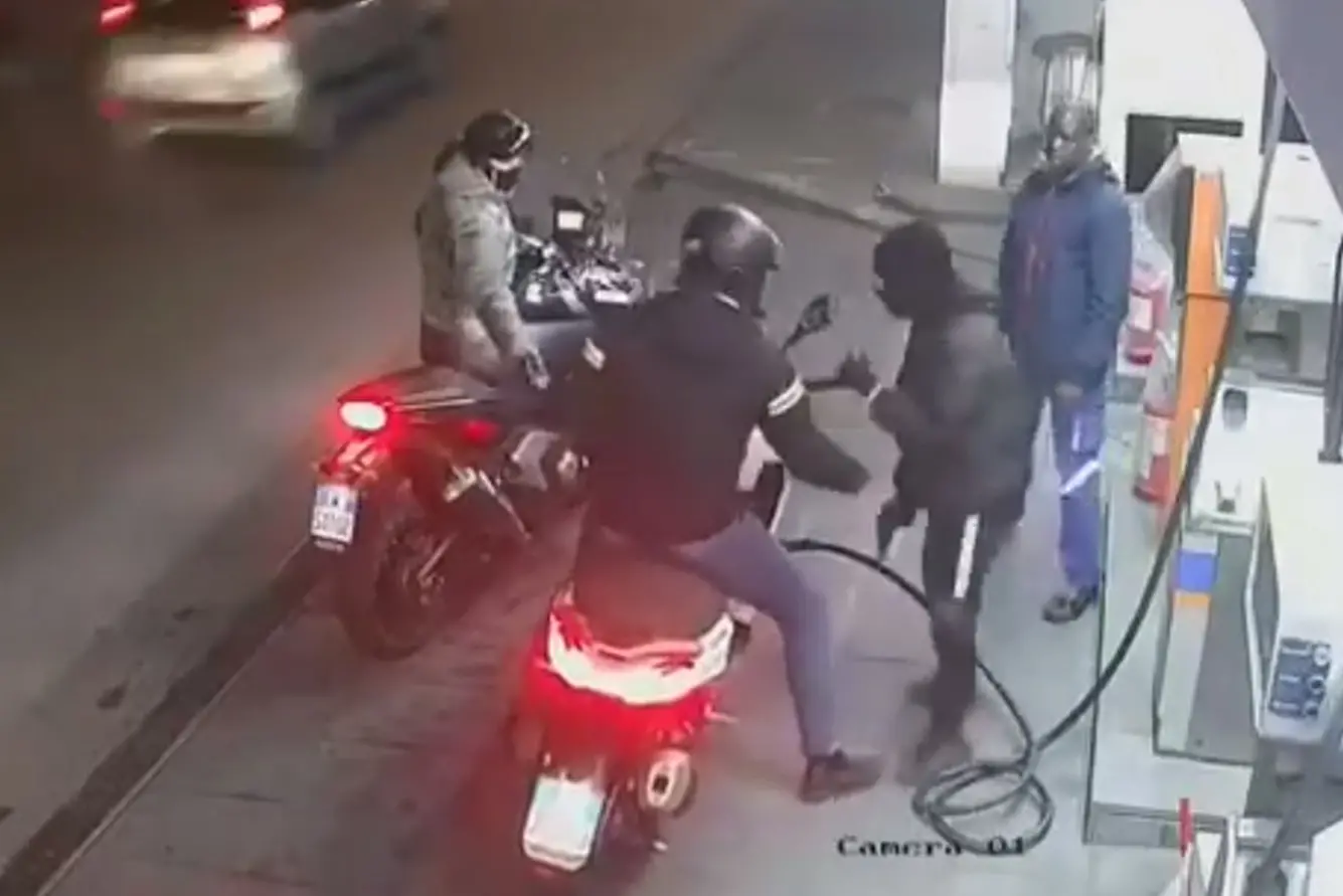 Un frame del video delle telecamere di sorveglianza che riprende il tentativo di rapina