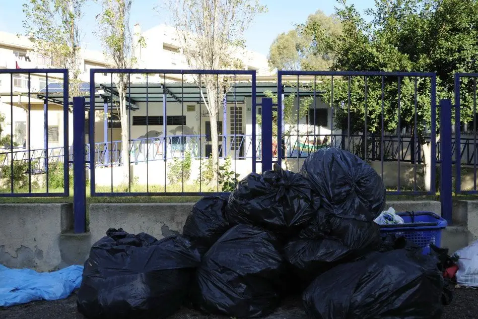 Sacchi di rifiuti davanti all'asilo (foto Andrea Piras)