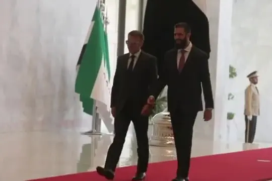 Esplosioni a Damasco durante visita Macron, l'incontro con al-Sharaa
