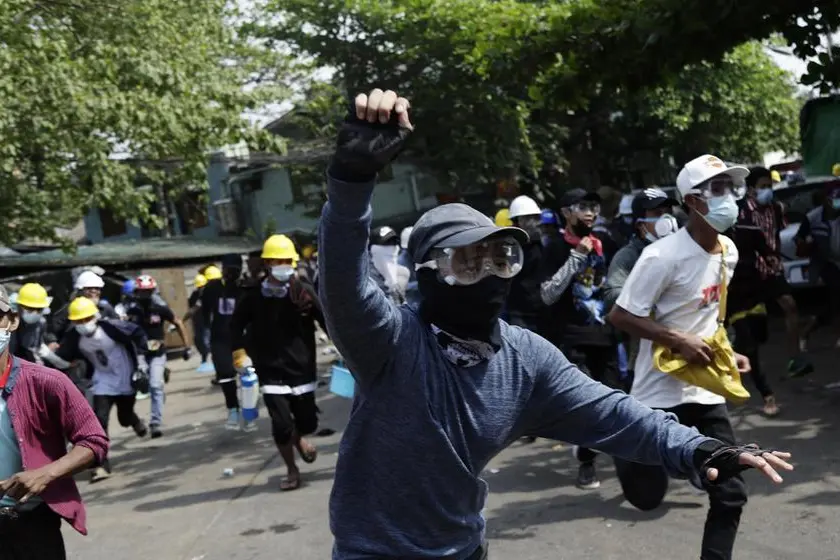 Proteste a Yangon (Ansa)