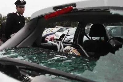 L'auto distrutta dai due fratelli di Assemini