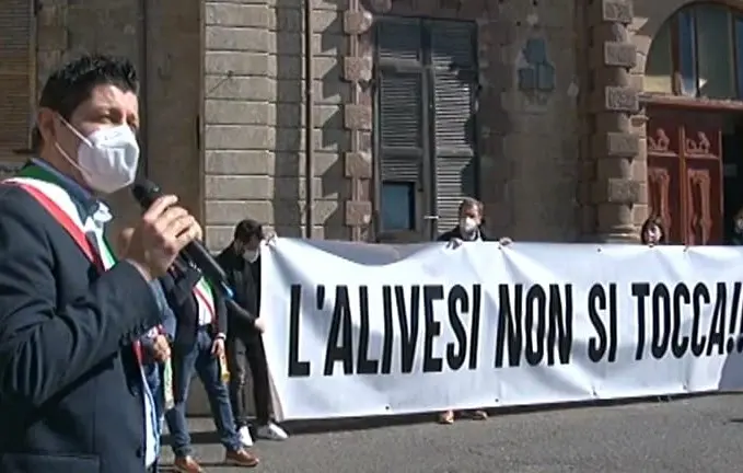 Il sindaco di Ittiri, Antonio Sau, durante una protesta (L'Unione Sarda - Tellini)
