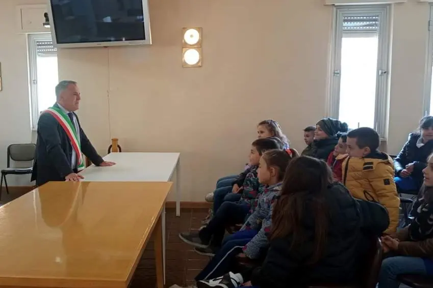 Il sindaco Riccardo Uda parla ai ragazzi (foto Oggianu)