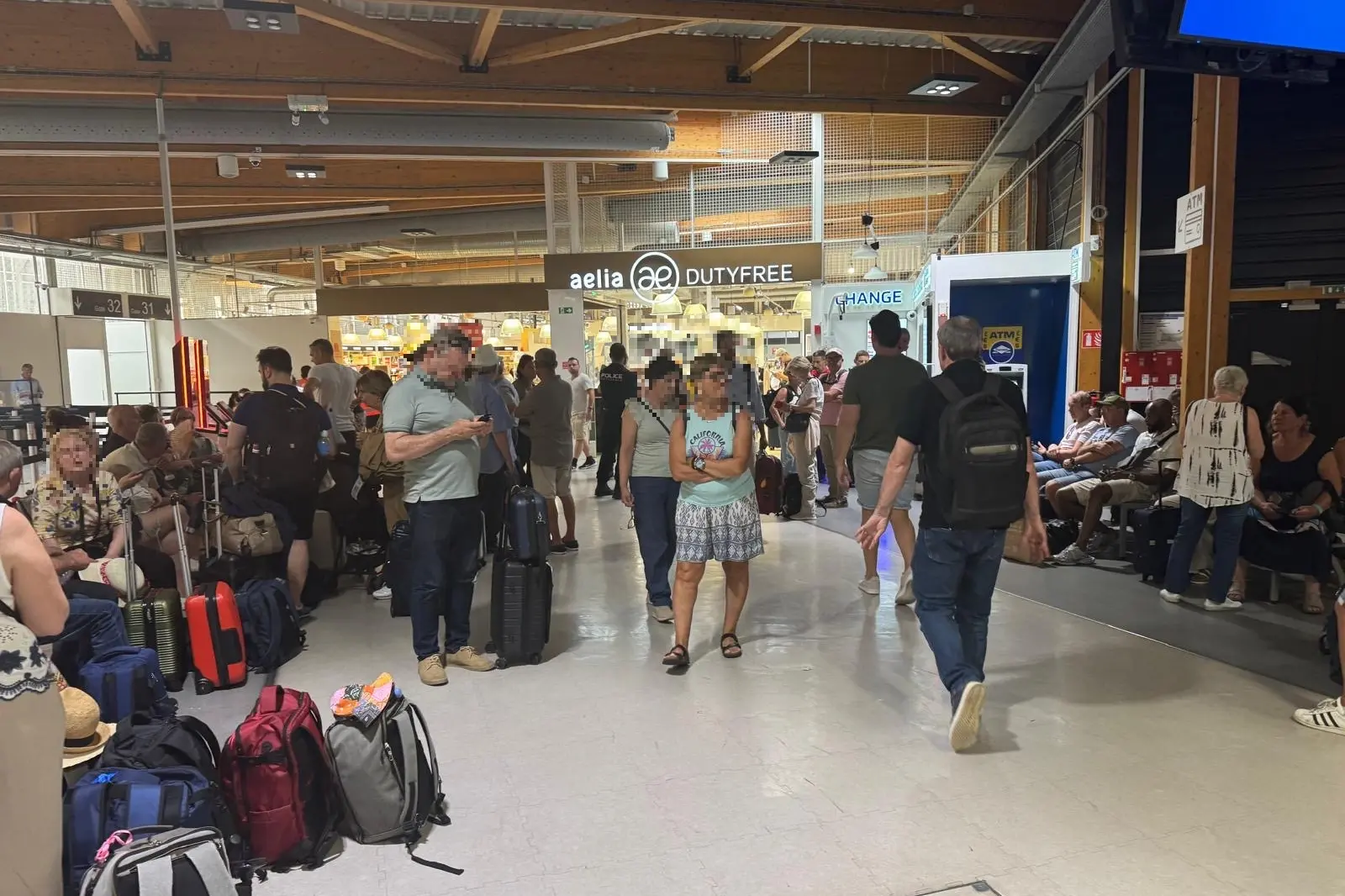 Alcuni dei passeggeri bloccati in aeroporto dopo la cancellazione del volo Bordeaux-Cagliari