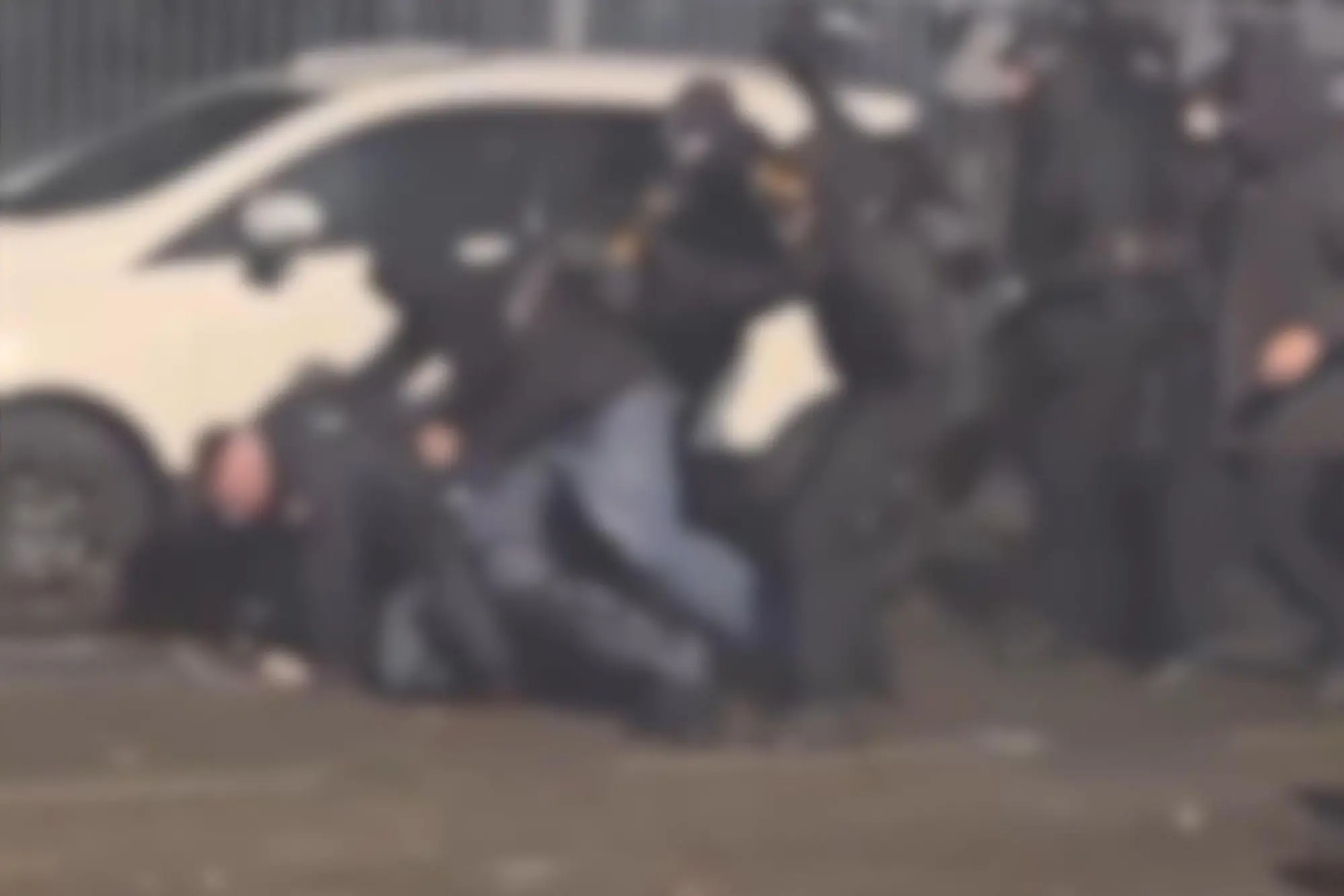 Il frame del video dell'aggressione al poliziotto, postato dal ministro Matteo Salvini