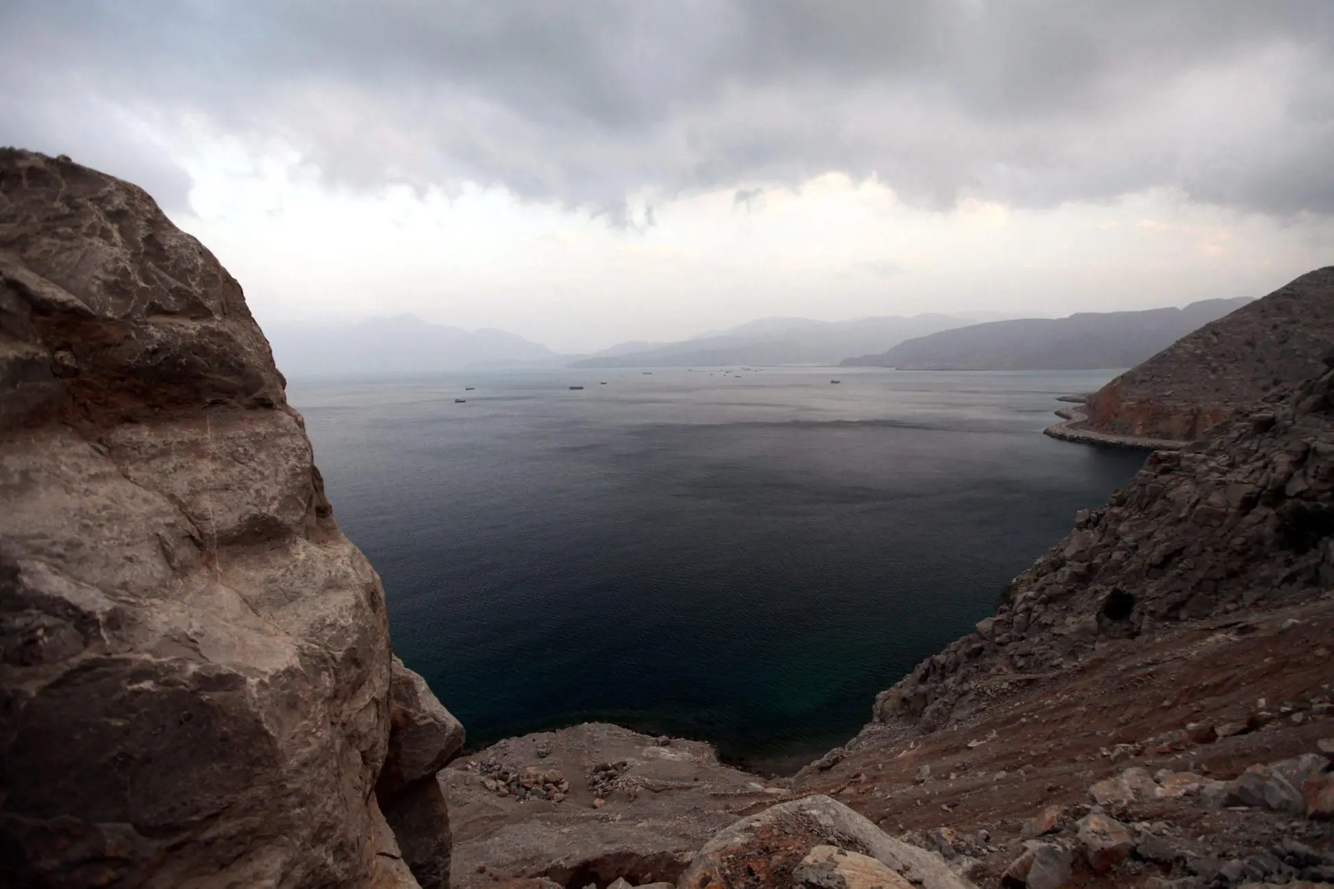 Una veduta dello Stretto di Hormuz ripresa dalle coste dell'Oman