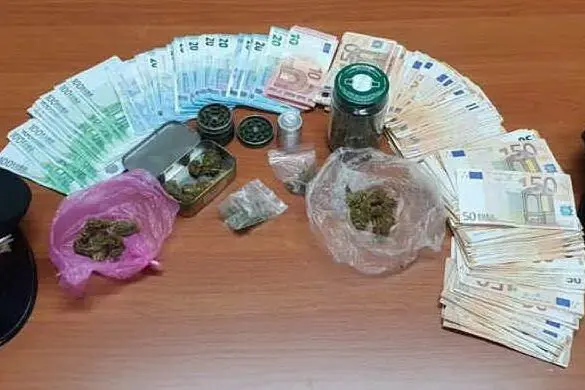 La droga e il denaro sequestrato