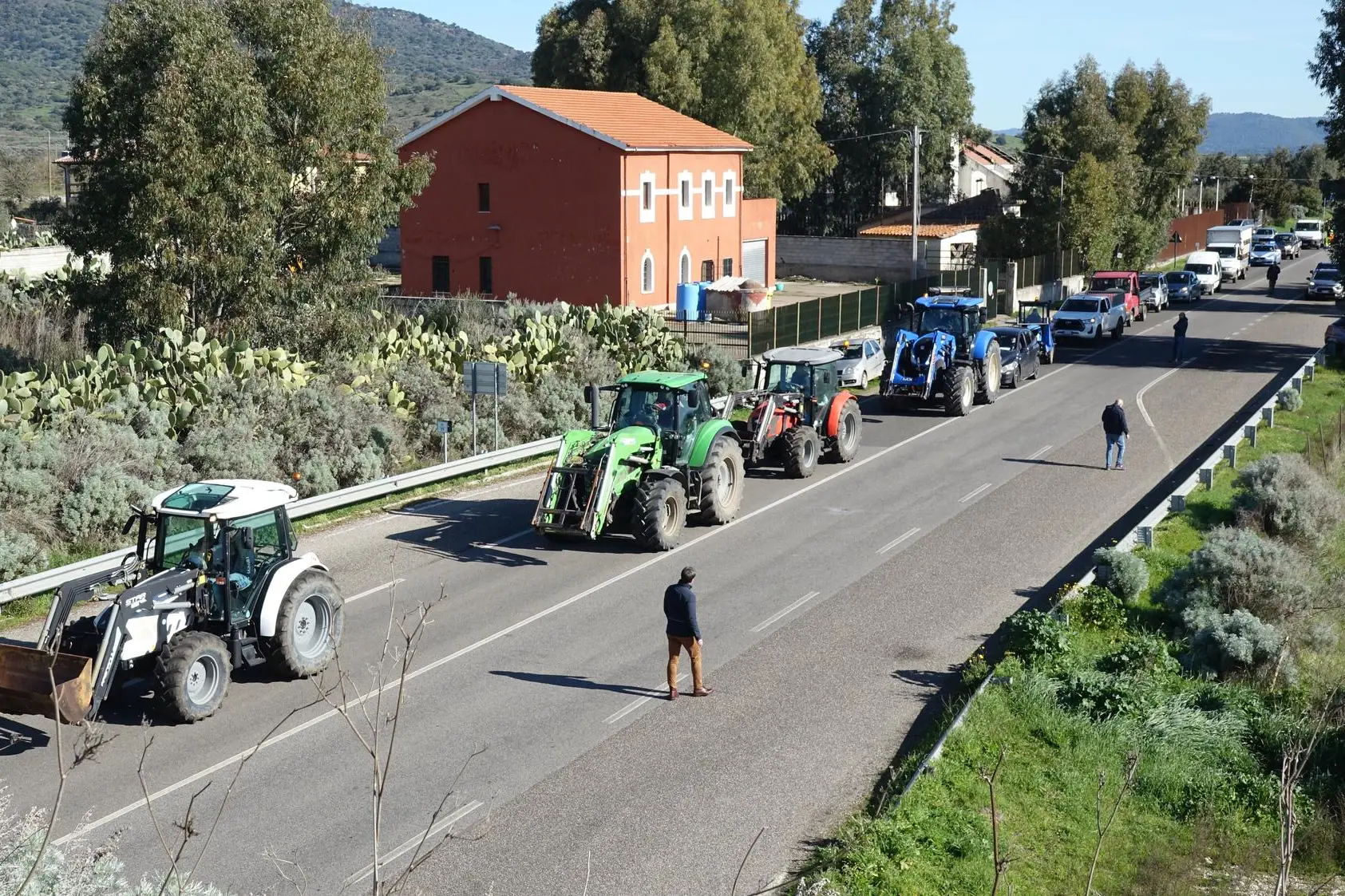 I trattori sulla Statale 129 a Bolotana (Gianfranco Locci)