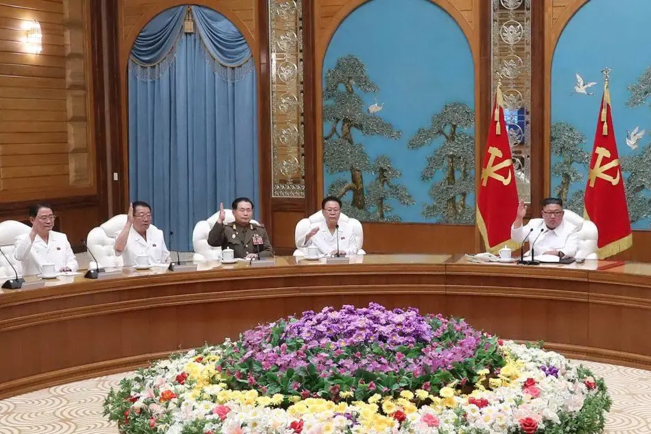 La riunione straordinaria del politburo coreano (Ansa)