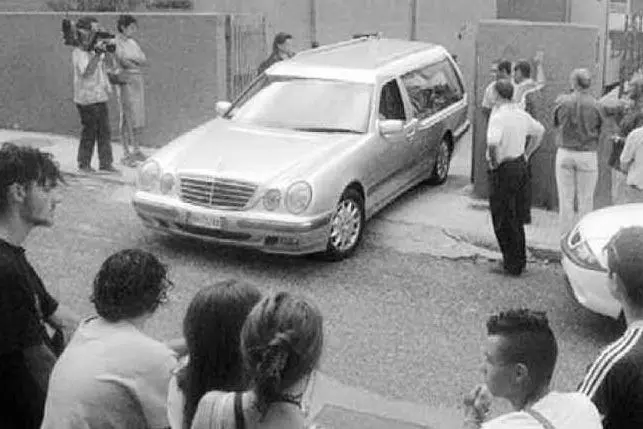 L'auto con il corpo di Maria Pina Sedda esce dall'abitazione di Nuoro (Archivio L'Unione Sarda)