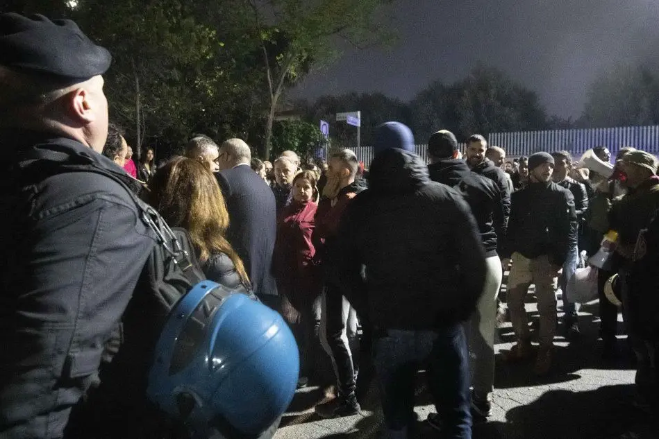 Polizia e residenti faccia a faccia a Roma (Ansa)