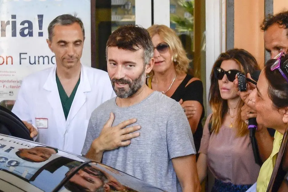 Max Biaggi esce dall'ospedale San Camillo dopo l'incidente