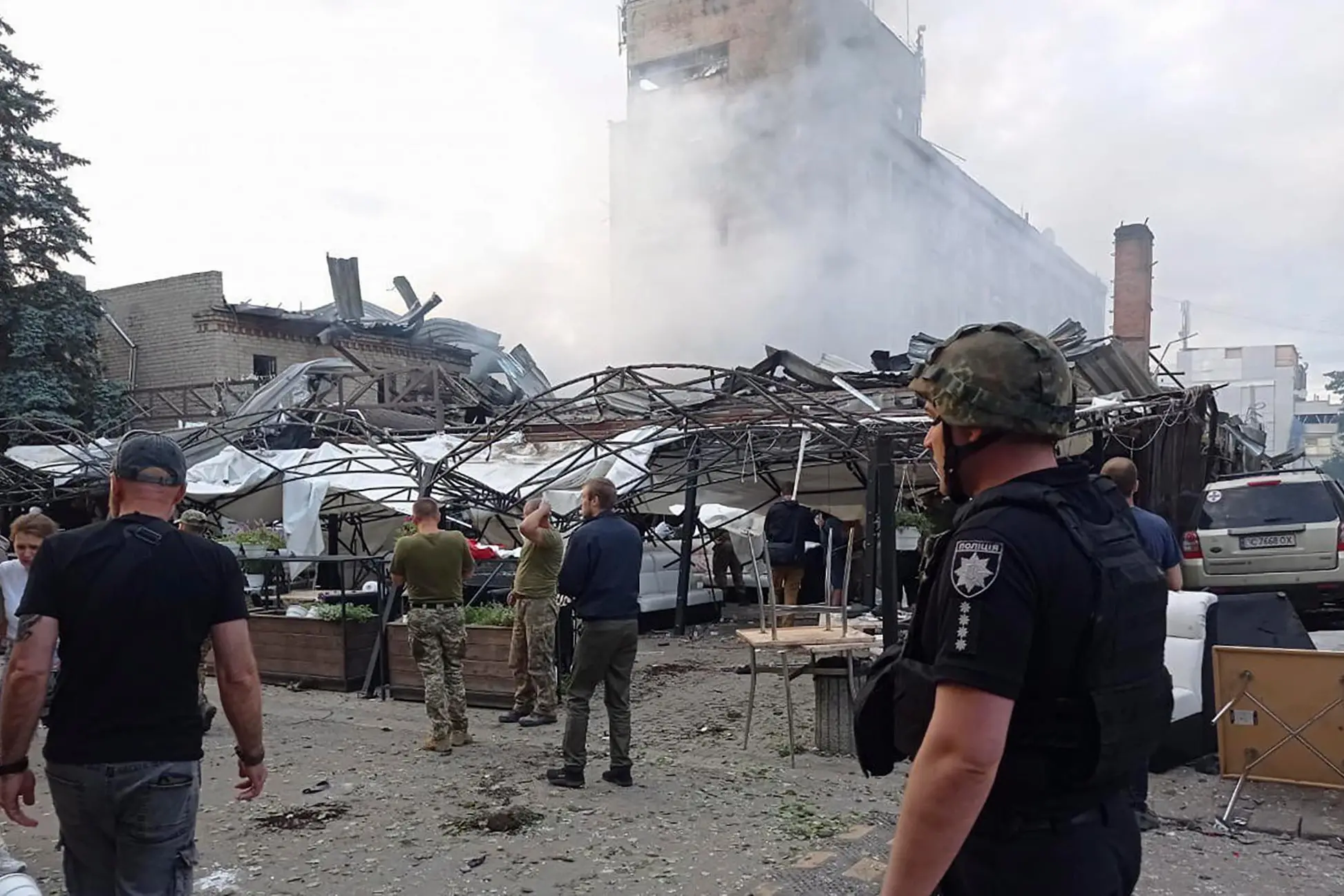 epa10714322 A handout picture made available by the National Police press service shows Ukrainian rescuers and policemen work on the site of a rocket hit in downtown Kramatorsk, Donetsk area, Ukraine, 27 June 2023 amid the Russian invasion. According the National Police report, two S300 rockets hit Kramatorsk, at least two people died and 22 others were injured. Russian troops entered Ukrainian territory in February 2022, starting a conflict that has provoked destruction and a humanitarian crisis. EPA/National police of Ukraine / HANDOUT HANDOUT HANDOUT EDITORIAL USE ONLY/NO SALES