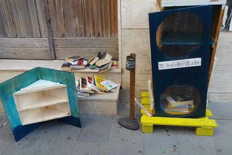 Alghero, i vandali distruggono la &quot;Little Free Library&quot; inaugurata 5 giorni fa